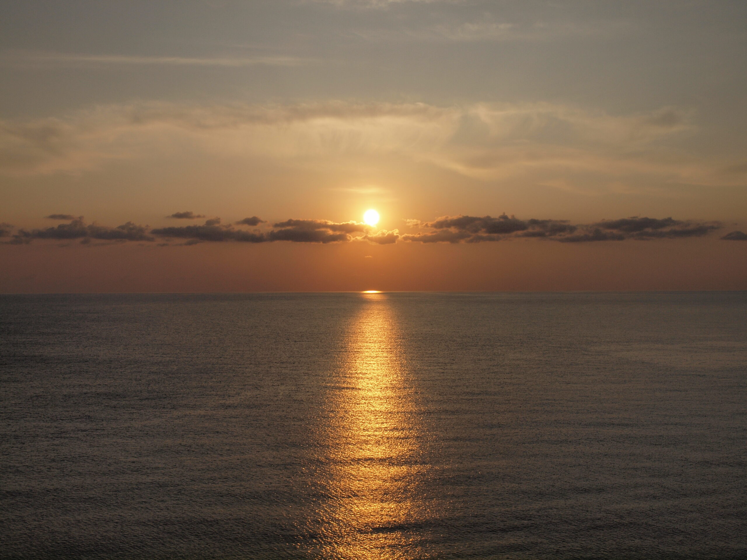 Sonnenaufgang über dem Meer. Nach gutem Schlaf in der Nacht.