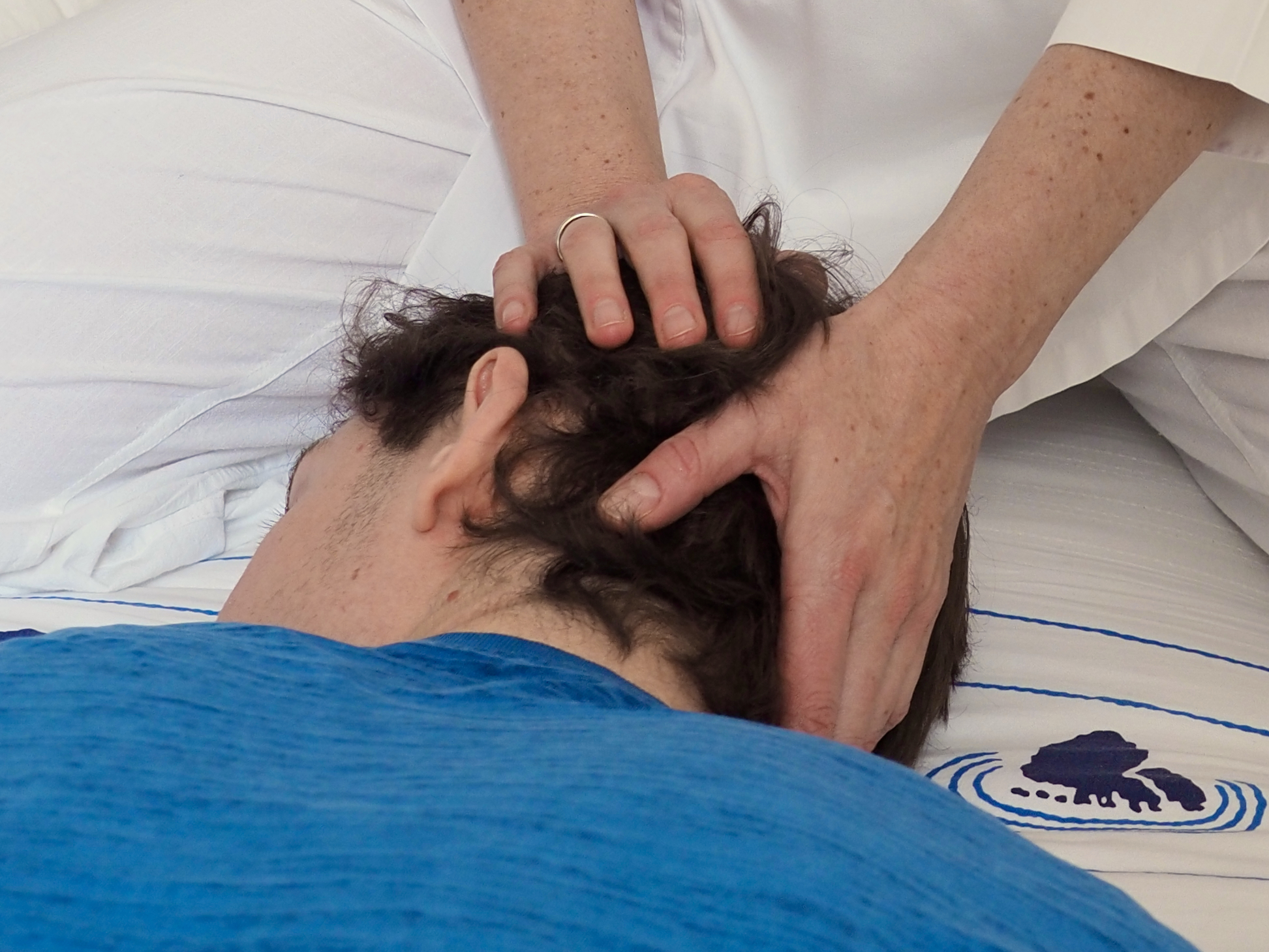 Alexandra Gelny bei einer Sei-Ki Behandlung am Kopf (Nahaufnahme).