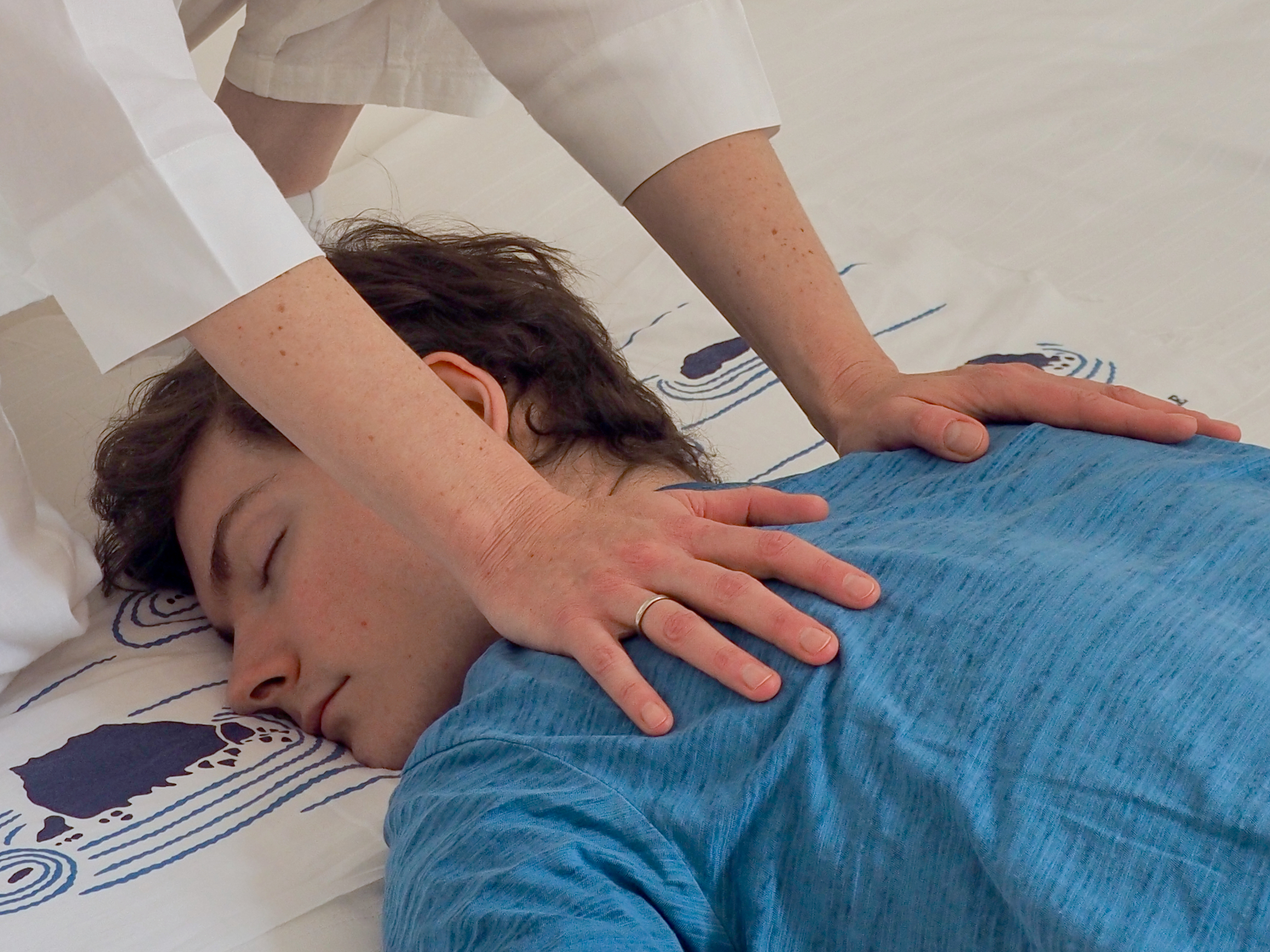 Alexandra Gelny bei einer Sei-Ki Behandlung am Rücken (Nahaufnahme).