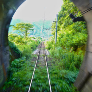 Blick hinaus aus einem Tunnel mit Bahnschienen